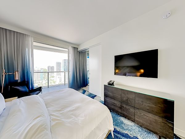 Extraordinary Ocean view 2 bedroom Condo with rooftop pools, hot tub & beach access