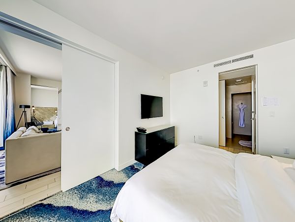 Extraordinary Ocean view 2 bedroom Condo with rooftop pools, hot tub & beach access