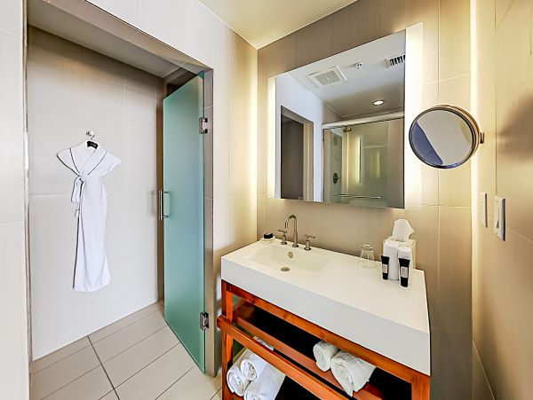 Extraordinary Ocean view 2 bedroom Condo with rooftop pools, hot tub & beach access