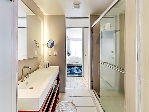 Extraordinary Ocean view 2 bedroom Condo with rooftop pools, hot tub & beach access