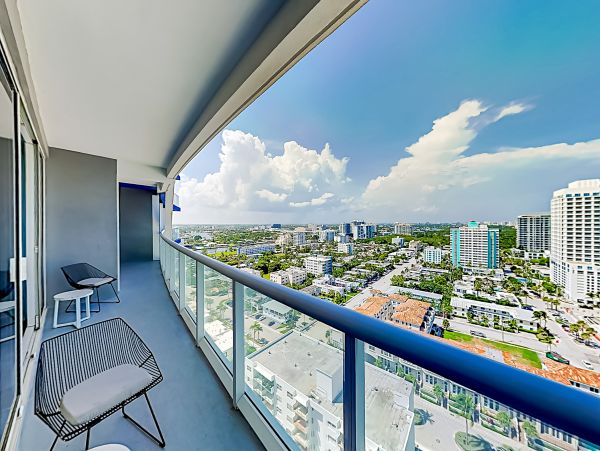 Extraordinary Ocean view 2 bedroom Condo with rooftop pools, hot tub & beach access