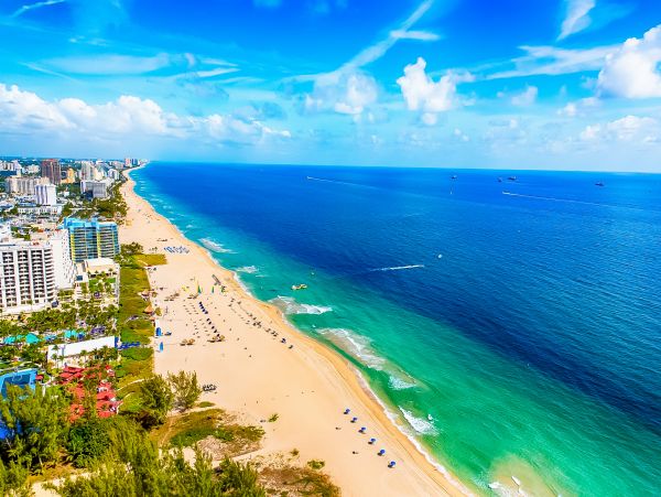 Extraordinary Ocean view 2 bedroom Condo with rooftop pools, hot tub & beach access