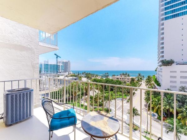 Stunning Fort Lauderdale Condo - Ocean Views & Prime Location Block to Beach