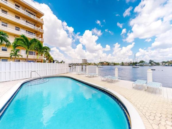 Stunning Fort Lauderdale Condo - Ocean Views & Prime Location Block to Beach