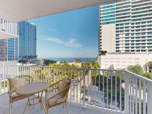 Stunning Fort Lauderdale Condo - Ocean Views & Prime Location Block to Beach