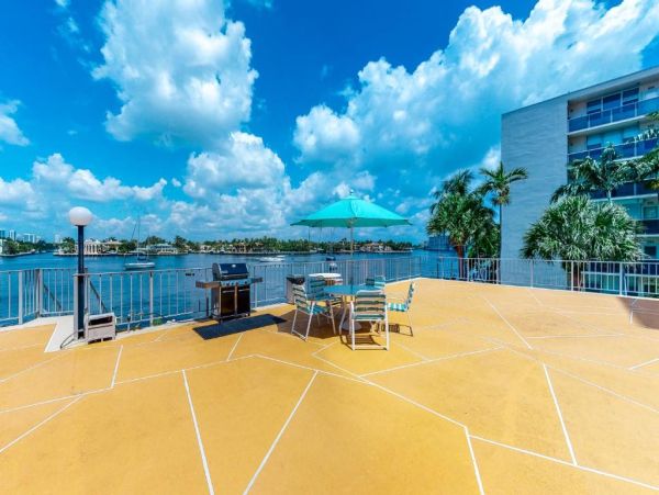 Stunning Fort Lauderdale Condo - Ocean Views & Prime Location Block to Beach