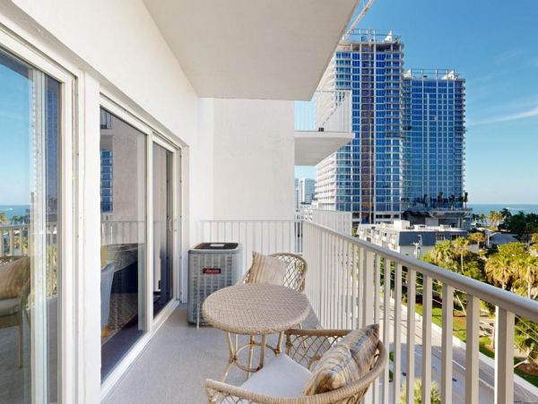Stunning Fort Lauderdale Condo - Ocean Views & Prime Location Block to Beach