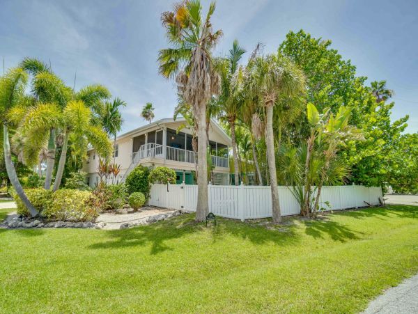 Three Bedroom Close to Beach Home with Private Pool Sleeps 6