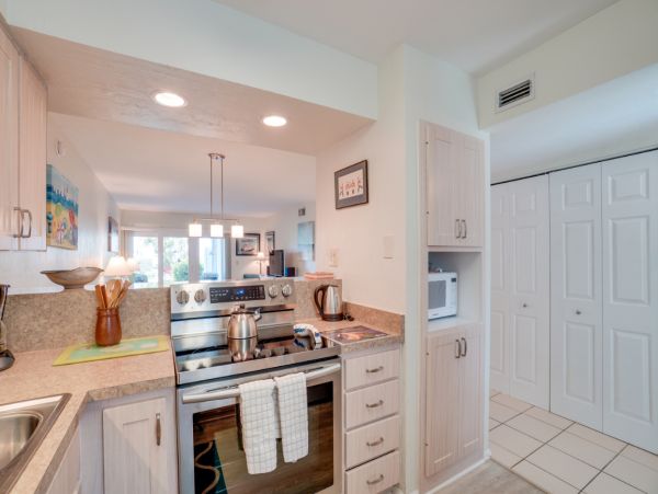 Bradenton Beach Vacation Condo Two Bedroom Walk to Beach