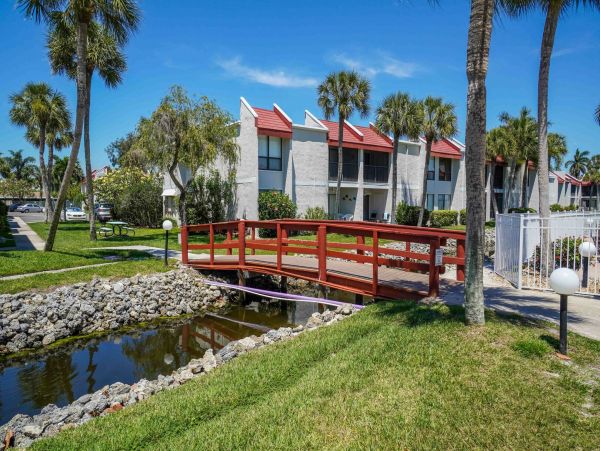 Bradenton Beach Vacation Condo Two Bedroom Walk to Beach