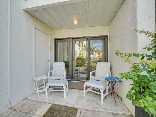 Bradenton Beach Vacation Condo Two Bedroom Walk to Beach