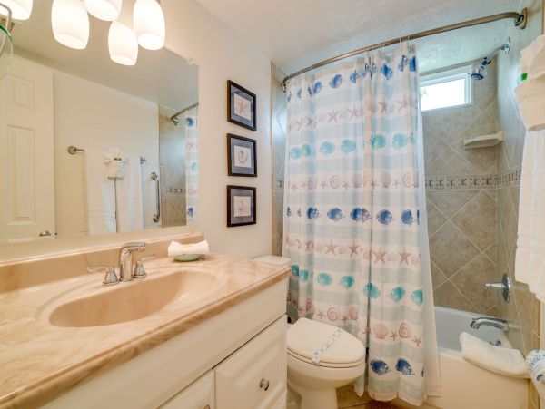 Bradenton Beach Vacation Condo Two Bedroom Walk to Beach