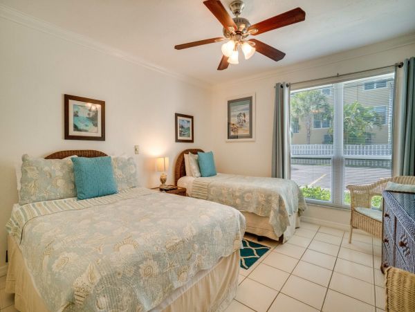 Bradenton Beach Vacation Condo Two Bedroom Walk to Beach