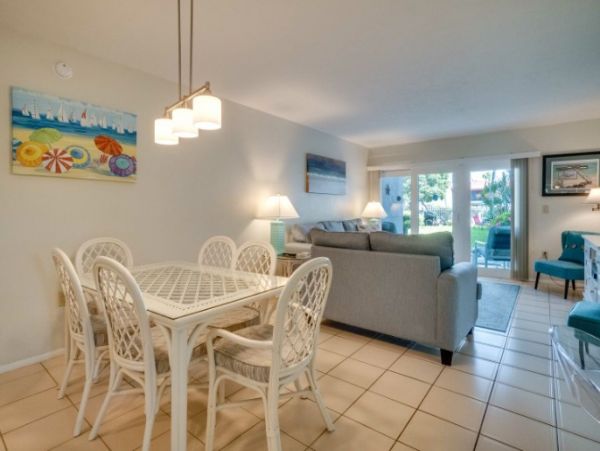 Bradenton Beach Vacation Condo Two Bedroom Walk to Beach