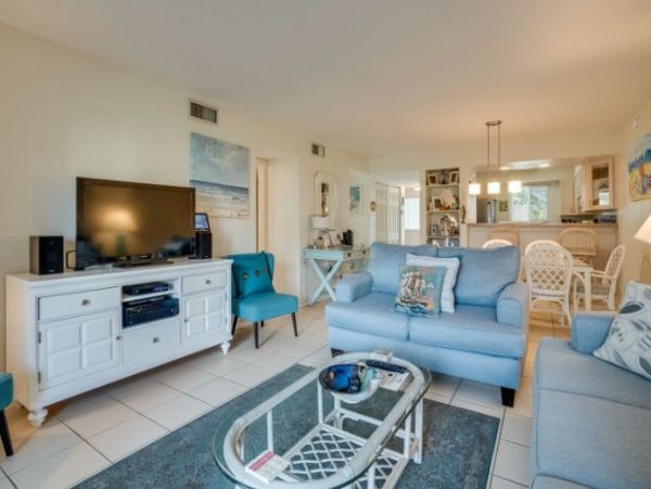 Bradenton Beach Vacation Condo Two Bedroom Walk to Beach