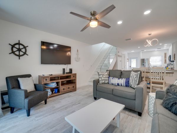 Bradenton Beach 2 Bedroom Townhome -Beach Across the Street