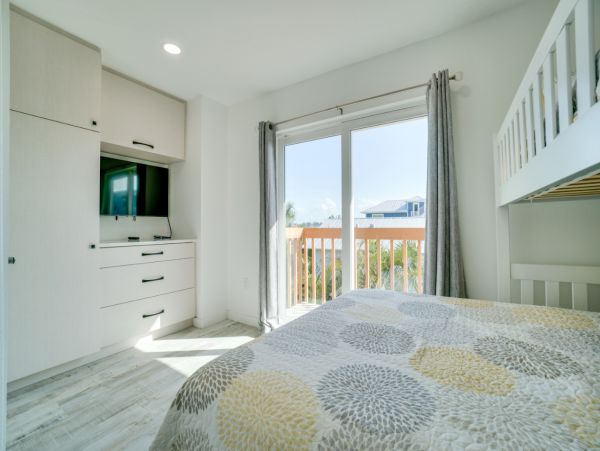 Bradenton Beach 2 Bedroom Townhome -Beach Across the Street