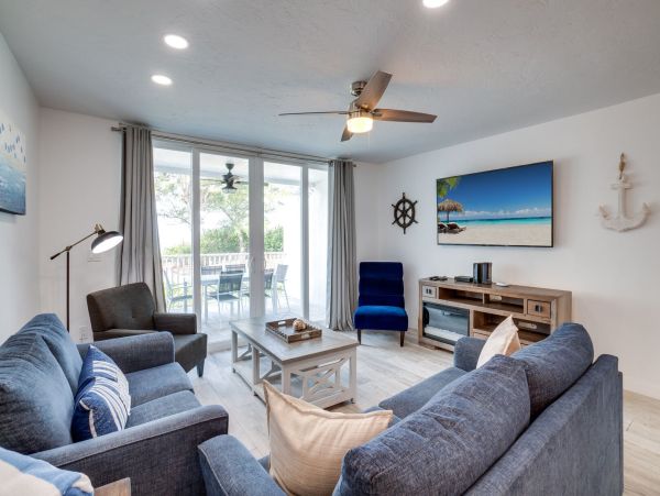 Bradenton Beach 2 Bedroom Townhome -Beach Across the Street