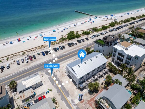 Bradenton Beach 2 Bedroom Townhome -Beach Across the Street