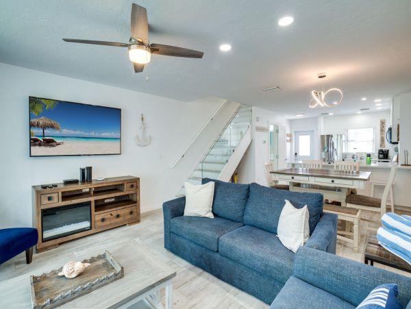 Bradenton Beach 2 Bedroom Townhome -Beach Across the Street