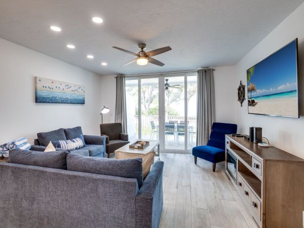 Bradenton Beach 2 Bedroom Townhome -Beach Across the Street