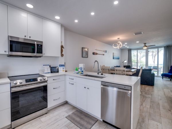 Bradenton Beach 2 Bedroom Townhome -Beach Across the Street