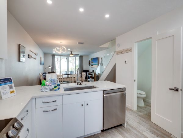 Bradenton Beach 2 Bedroom Townhome -Beach Across the Street