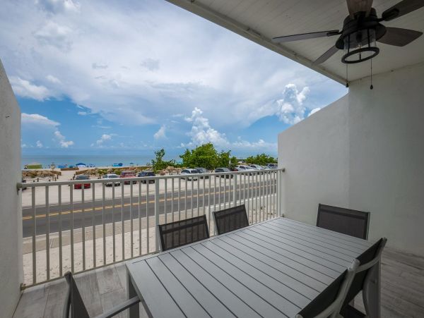 Bradenton Beach 2 Bedroom Townhome -Beach Across the Street