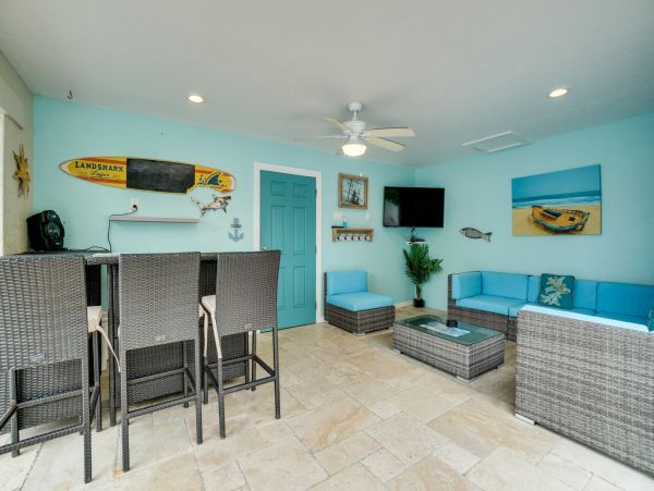 Lovely Holmes Beach Pool Home Sleeps 8