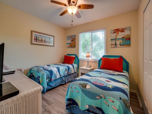 Lovely Holmes Beach Pool Home Sleeps 8