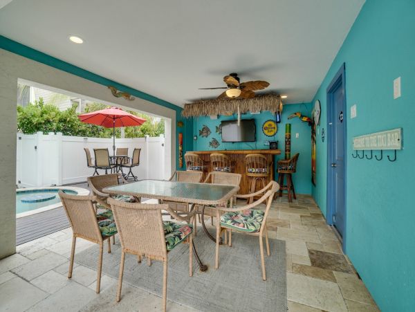 Lovely Holmes Beach Pool Home Sleeps 8