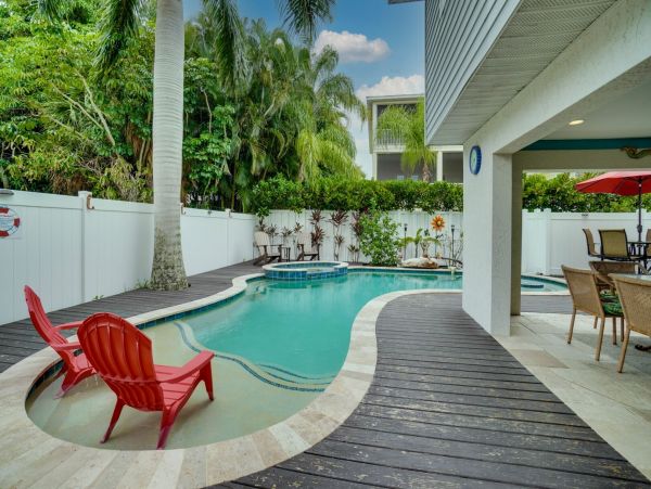 Lovely Holmes Beach Pool Home Sleeps 8