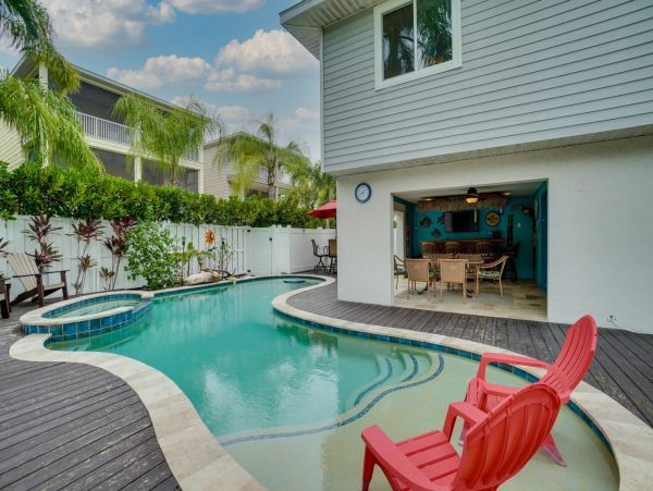 Lovely Holmes Beach Pool Home Sleeps 8