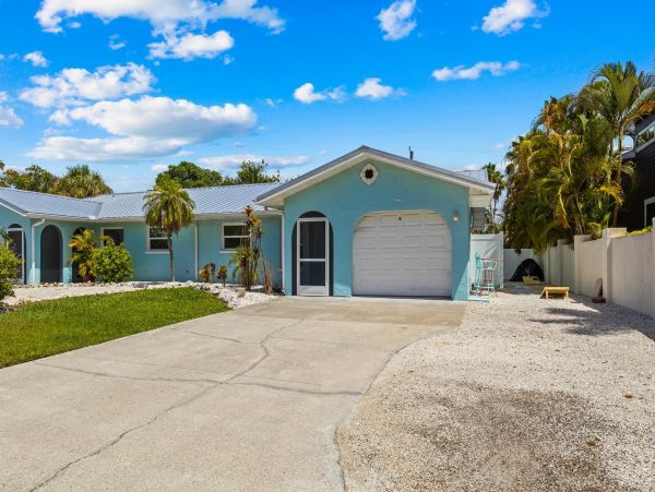 2 Blocks to Beach Vacation Rental in Anna Maria Island