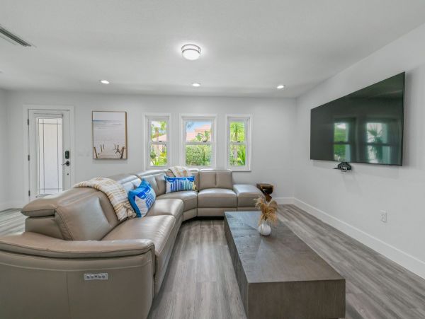 Luxury Siesta Key Vacation Rental with Pool & Guest House