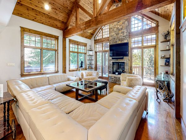 Luxury Vacation Home in Vail with private Hot Tub Sleeps 10