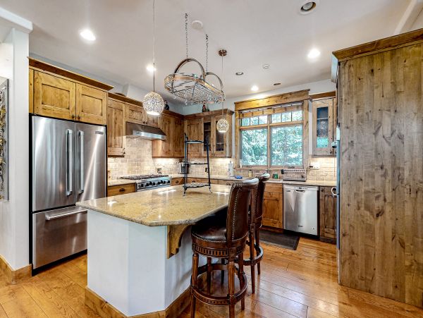 Luxury Vacation Home in Vail with private Hot Tub Sleeps 10