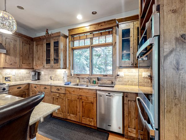 Luxury Vacation Home in Vail with private Hot Tub Sleeps 10