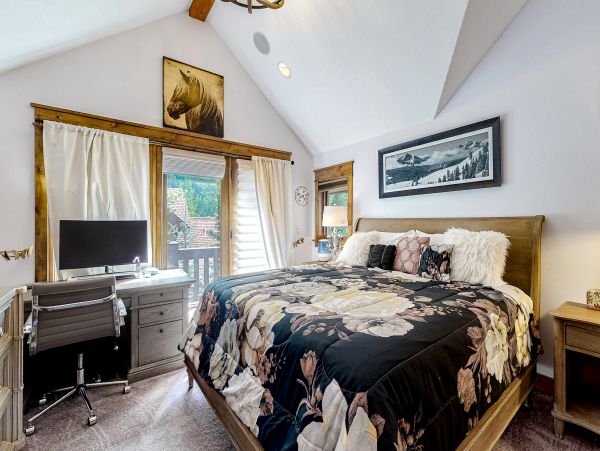 Luxury Vacation Home in Vail with private Hot Tub Sleeps 10