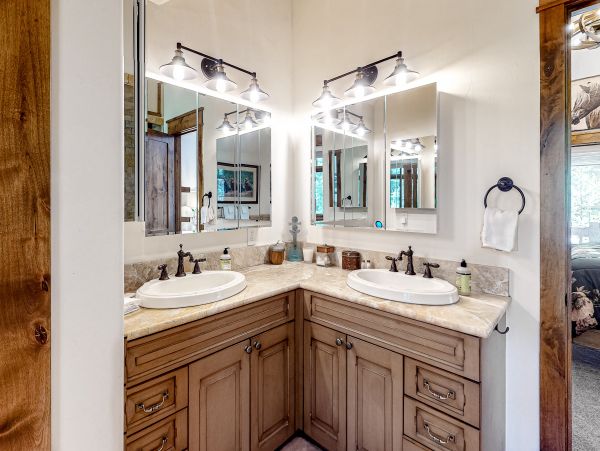 Luxury Vacation Home in Vail with private Hot Tub Sleeps 10