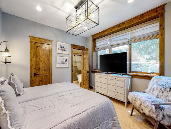 Luxury Vacation Home in Vail with private Hot Tub Sleeps 10