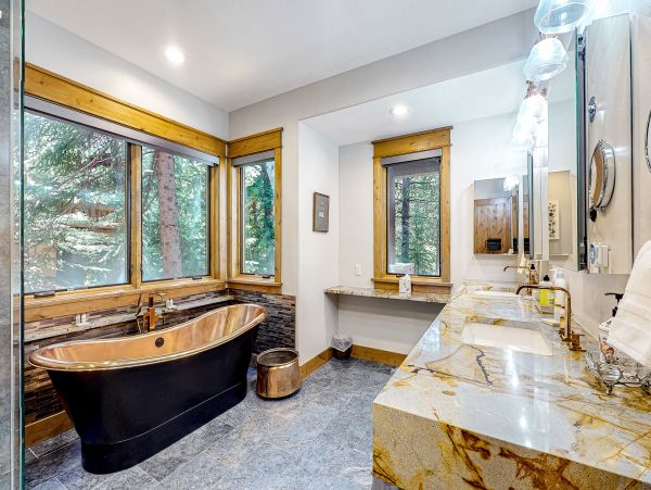 Luxury Vacation Home in Vail with private Hot Tub Sleeps 10