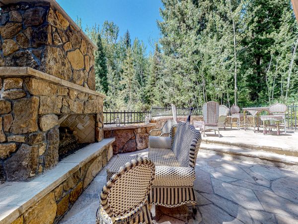 Luxury Vacation Home in Vail with private Hot Tub Sleeps 10
