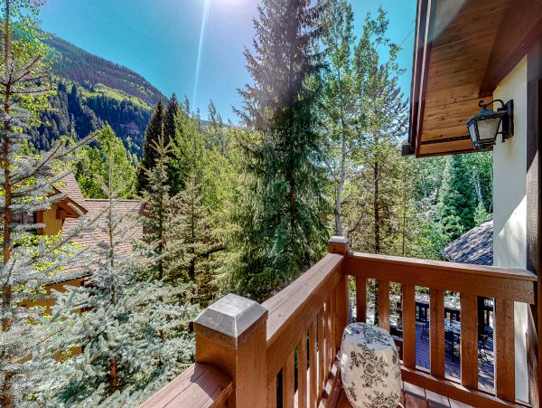 Luxury Vacation Home in Vail with private Hot Tub Sleeps 10