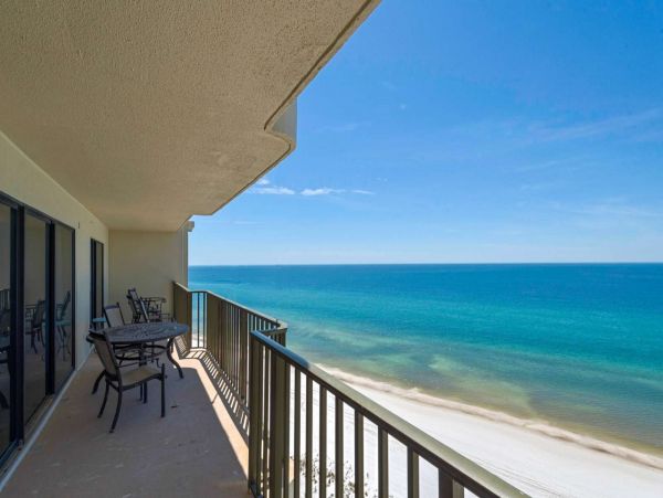Oceanfront Charming Vacation Condo with Amazing Views