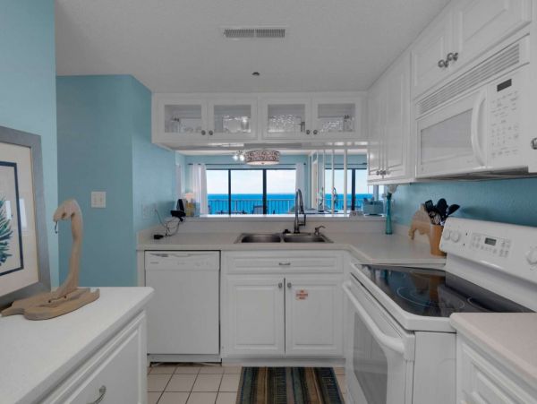 Oceanfront Charming Vacation Condo with Amazing Views
