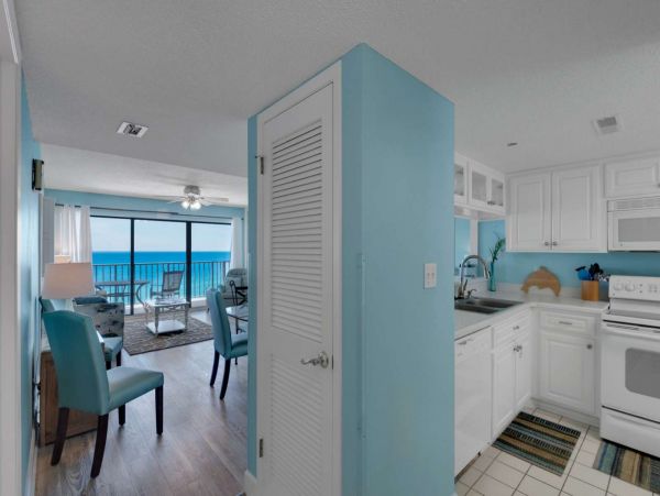 Oceanfront Charming Vacation Condo with Amazing Views