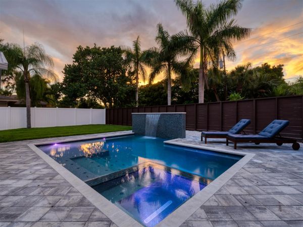 Lido Key Gorgeous 3 Bedroom Home with Pool & Spa Sleeps 8