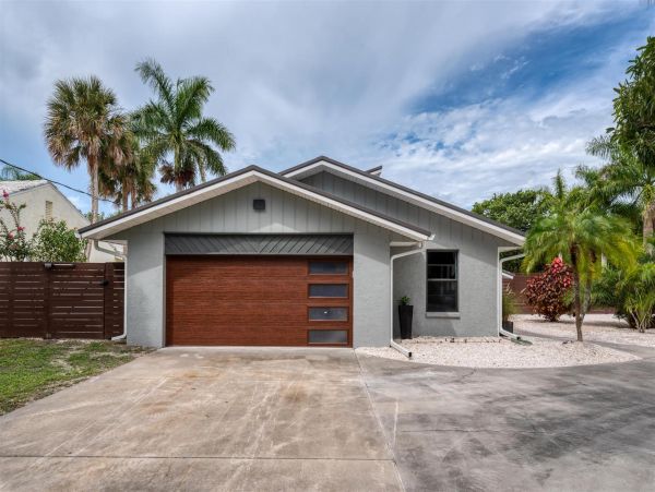 Lido Key Gorgeous 3 Bedroom Home with Pool & Spa Sleeps 8