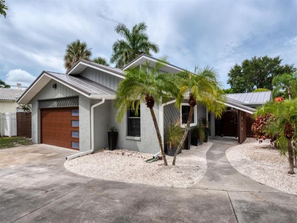 Lido Key Gorgeous 3 Bedroom Home with Pool & Spa Sleeps 8